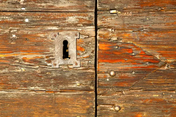 Abstraktní Lombardie Itálie dveře domu červený uzavřené hřebík — Stock fotografie