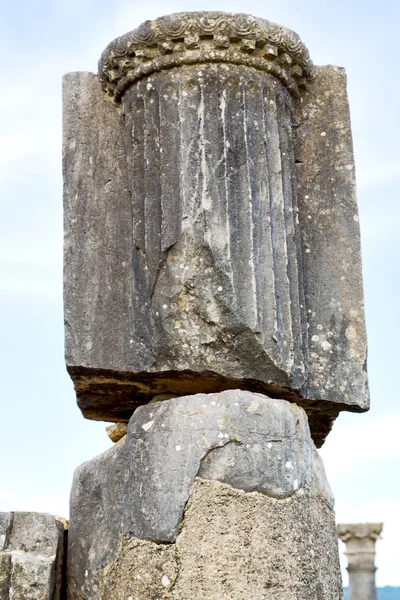 Старая колонна в истории неба Африки и природы — стоковое фото