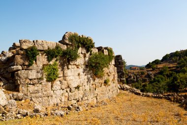 tepeden mimari kalıntılar ve doğa 