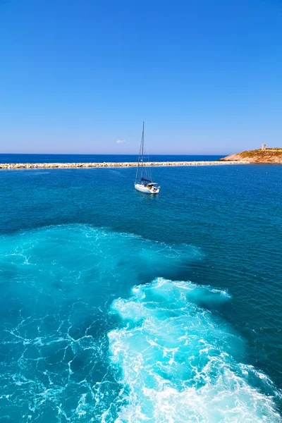 Пена и пена греческая с лодки — стоковое фото