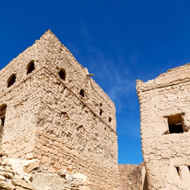 Umman eski köy evi ve bulutlu gökyüzü terk
