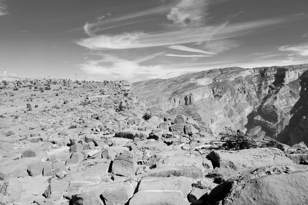 I oman den gamla mountain klyftan och canyon djupt molnigt himlen — Stockfoto