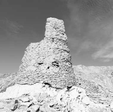 Umman eski terk edilmiş köy evi ve bulutlu gökyüzü kemer