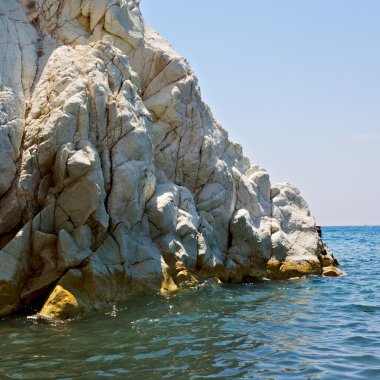 Hill ve Avrupa Yunanistan kasaba yaz Beach'te kayalara