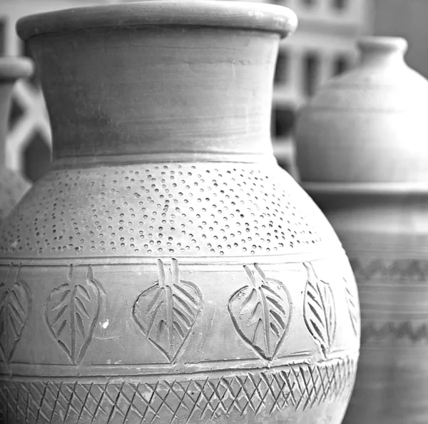 V Ománu muscat staré keramiky trhu prodej výroby — Stock fotografie