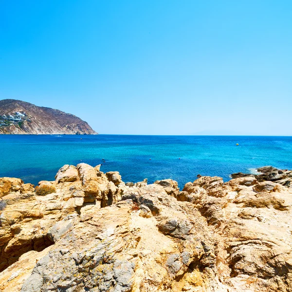 En Europa Grecia la isla mykonos roca mar y playa azul sk — Foto de Stock