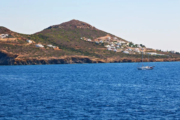 Navegando cerca de la colina y rocas santorini isla — Foto de Stock