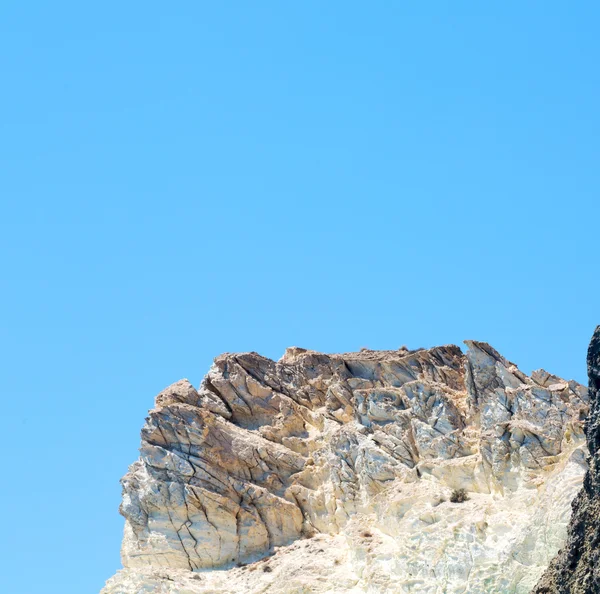 Und trockener buschfelsen allein am himmel santorini europa griechenland — Stockfoto