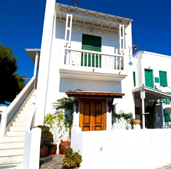 A arquitetura antiga na Grécia ilha de janela e porta branco col — Fotografia de Stock