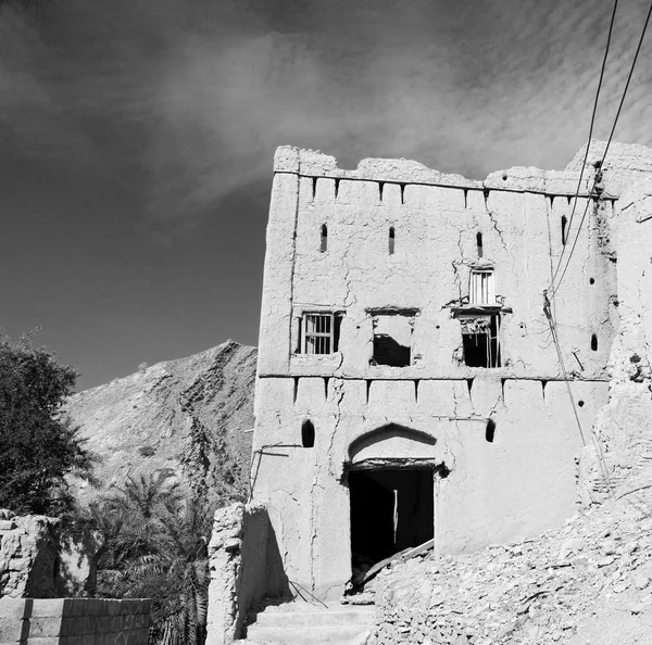 Ománban a régi elhagyott falu arch ház és a felhős ég — Stock Fotó