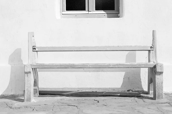 Стул на острове Парос, старая скамейка рядом с брик антик — стоковое фото