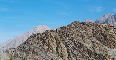 Umman eski dağ gorge ve kanyon derin bulutlu gökyüzü 