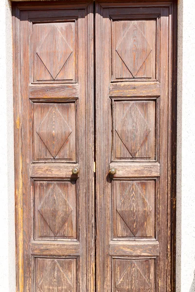 Дверь итальянского дерева исторические ворота — стоковое фото