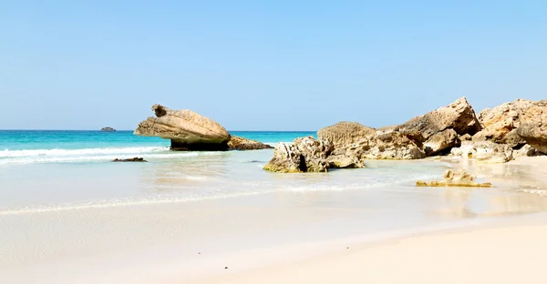 V Ománu pobřeží moře zálivu rock oceán a pláž odpočívat blízko nebe — Stock fotografie