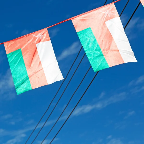 오만에서 물결치는 깃발 및 흐린 하늘 — 스톡 사진