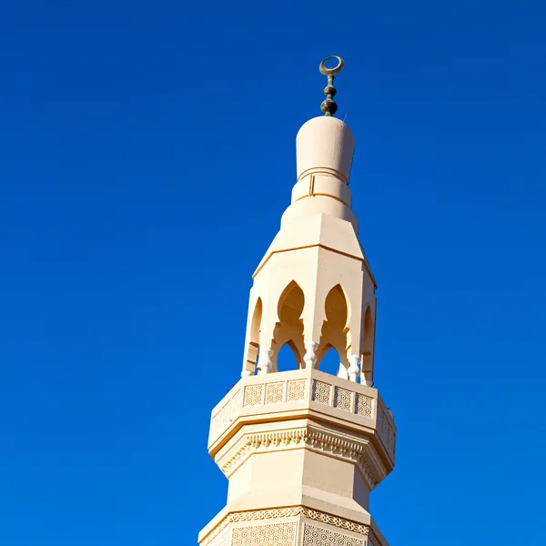 Dans oman muscat l'ancienne mosquée minaret et religion dans le ciel clair — Photo