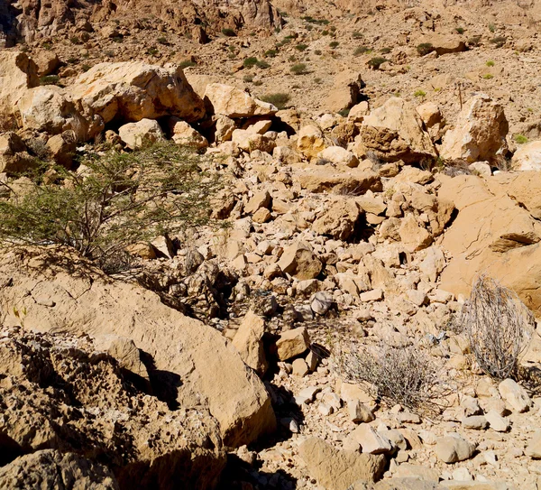 En Oman el viejo barranco de la montaña y el cañón el cielo nublado profundo —  Fotos de Stock