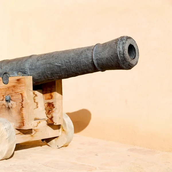 Em oman muscat o velho castelo e canhão perto da parede — Fotografia de Stock