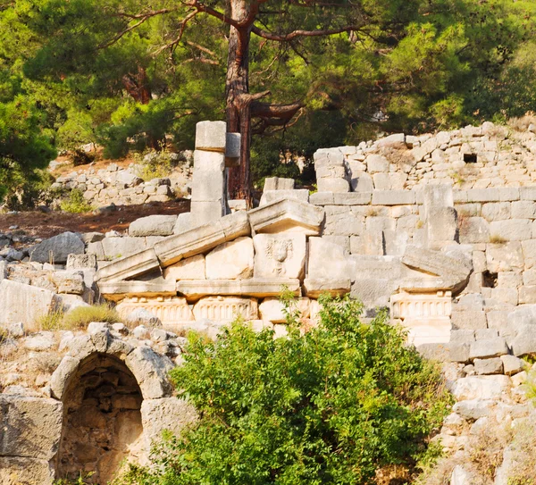 废墟的石头和剧院在安塔利亚 arykanda 土耳其亚洲天空 — 图库照片
