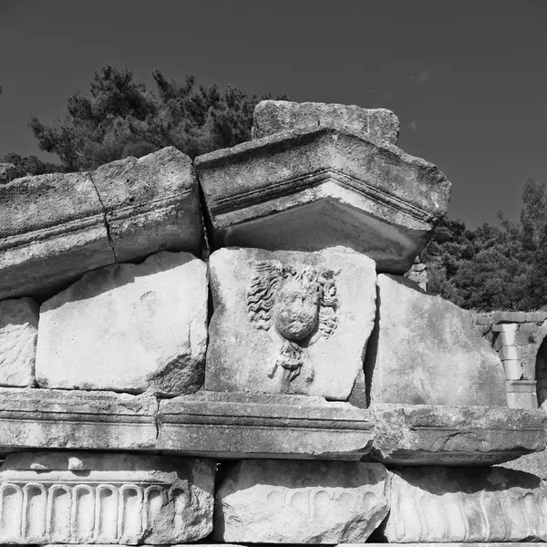 Ruínas de pedra e teatro em antalya arykanda peru ásia céu um — Fotografia de Stock