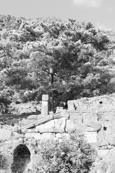 Ruínas de pedra e teatro em antalya arykanda peru ásia céu um — Fotografia de Stock