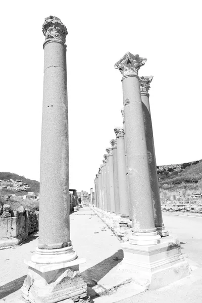 Πέργη παλαιάς κατασκευής στην Ασία Τουρκία τη στήλη και τη Ρωμαϊκή — Φωτογραφία Αρχείου