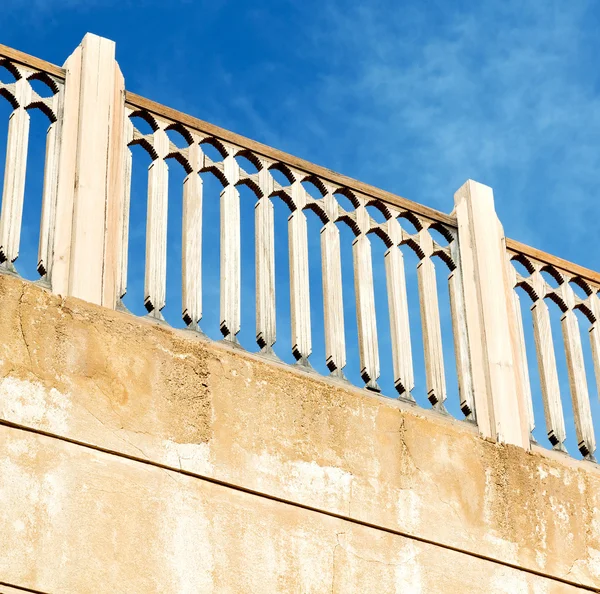 In oman muscat die Terrasse altes Schloss und bewölkter Himmel — Stockfoto