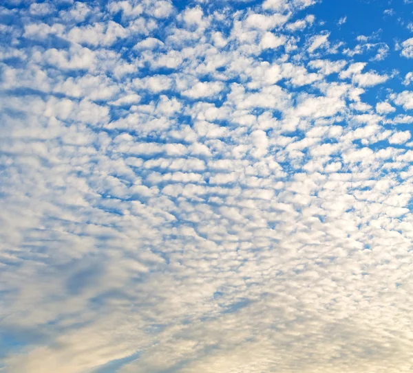 En Oman el cielo nublado esponjoso y el espacio vacío — Foto de Stock