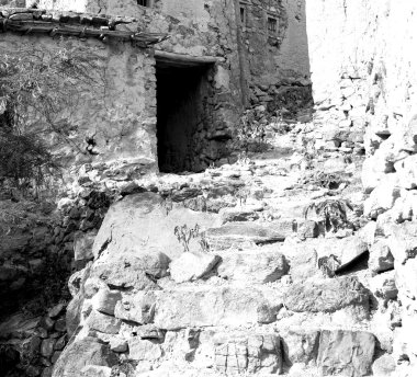 Umman dağda eski terk edilmiş köy evi ve cl kemer