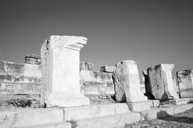 eski inşaat sütun ve Roma Tapınağı geçmiş pamukkal