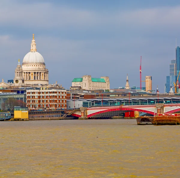 Puente del río Támesis ventanas en la ciudad de Londres casa y —  Fotos de Stock