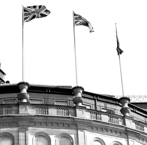 墙上和天空中的古英国国旗 — 图库照片