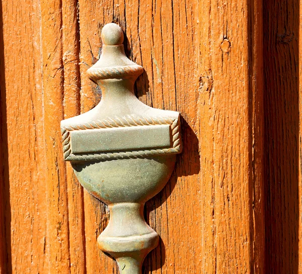Ingresso porta verniciatura sverniciata in legno antico e tr — Foto Stock