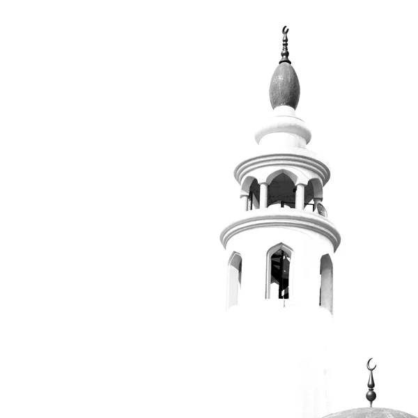 W oman, muscat stary minaret Meczetu i religia w czyste niebo — Zdjęcie stockowe