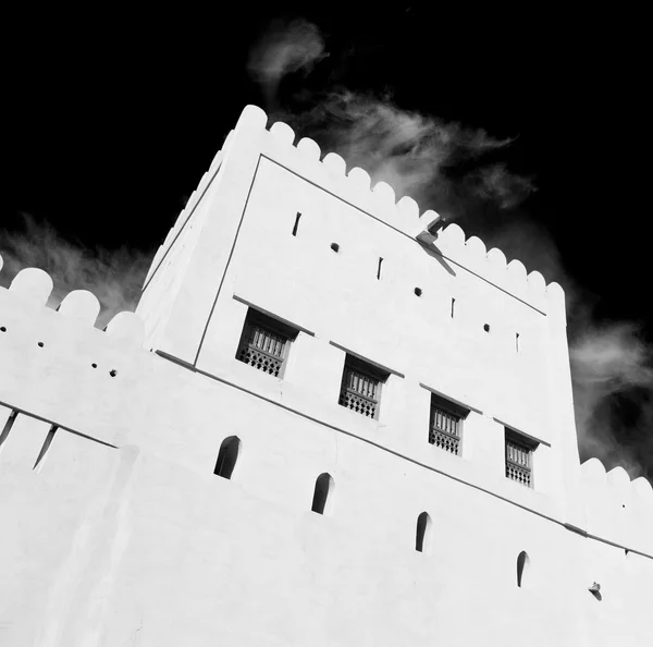 Σε Μουσκάτ του Ομάν παλιά ουρανό αμυντικό οχυρό battlesment ένα — Φωτογραφία Αρχείου