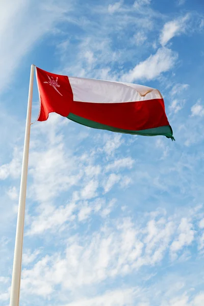 Ondeando la bandera y el cielo nublado —  Fotos de Stock