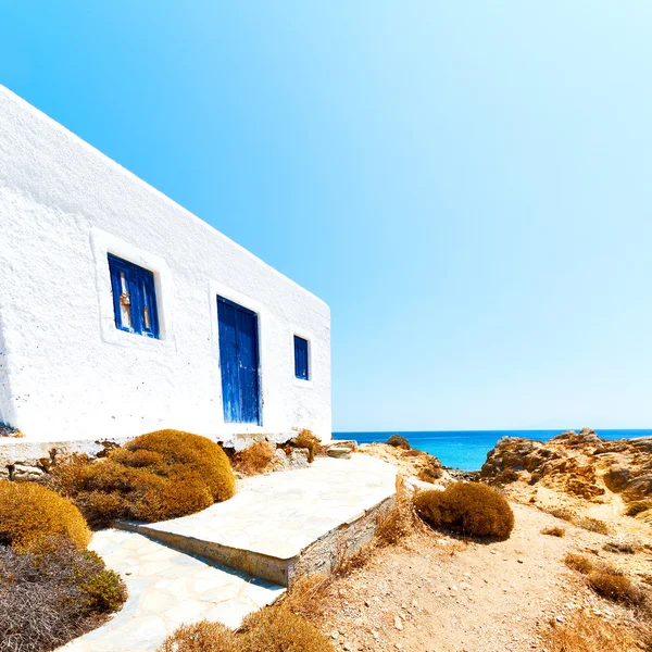 Mar de rocha e praia na europa grécia o mykonos ilha azul — Fotografia de Stock