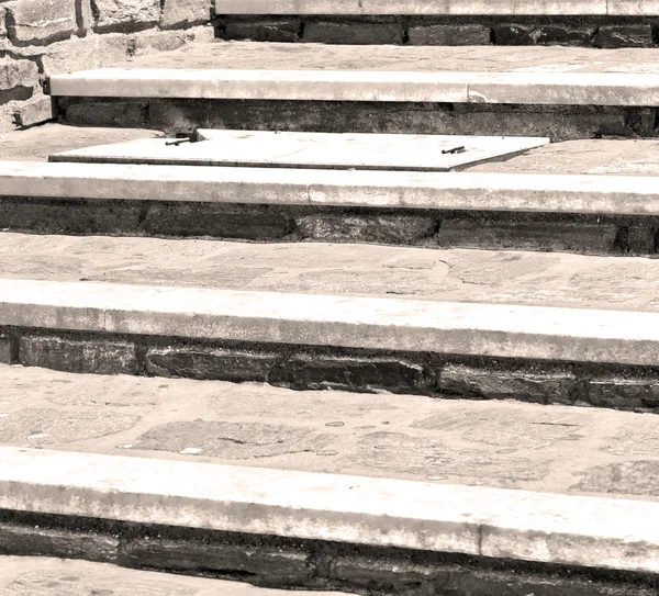 Στην Ελλάδα μνημείο παλιά βήματα και μαρμάρινο ancien γραμμή — Φωτογραφία Αρχείου