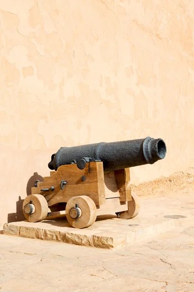 En oman moscatel el viejo castillo y cañón cerca de la pared — Foto de Stock