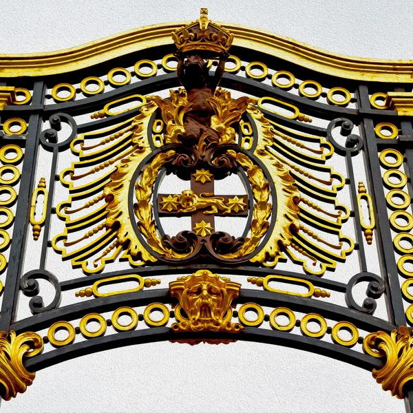 In london england das alte metalltor royal palast — Stockfoto