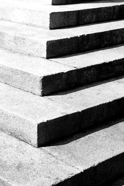 Antichi scalini in europa italia vecchia costruzione e ritorno — Foto Stock
