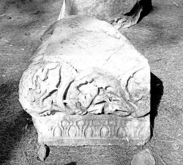 Velho coluna arruinada e pedra destruída em peru templo phaselis — Fotografia de Stock