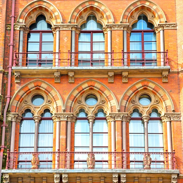 Old wall architecture in london england windows and brick exteri — Stock Photo, Image