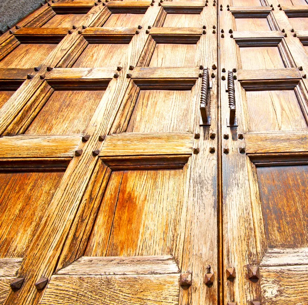 Abstract texture of a brown antique wooden old door in italy   e — Stock Photo, Image