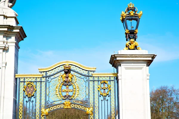 V Londýně v Anglii starý královský palác kovové brány — Stock fotografie
