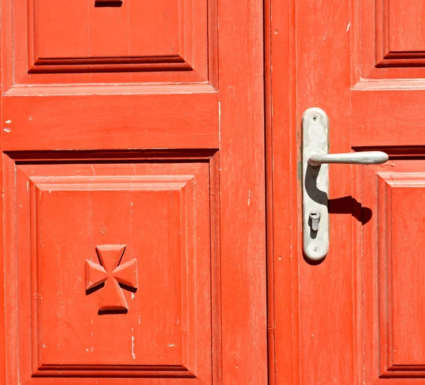 Pozbawione farby drzwi czerwony — Zdjęcie stockowe