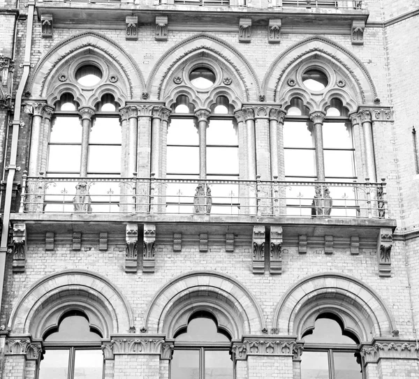 Arquitectura antigua en Londres ventanas inglesas y exterior de ladrillo —  Fotos de Stock