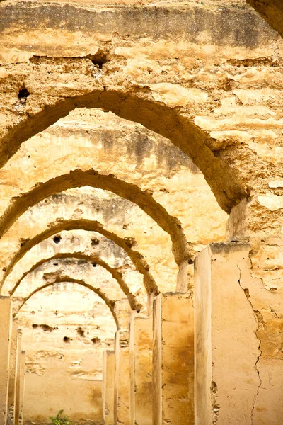 Alt das grüne Gras und die Torbogenmauer — Stockfoto