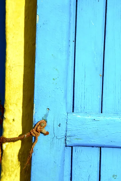 Afrika eski ahşap cephe ev ve güvenli padloc sarı ip — Stok fotoğraf