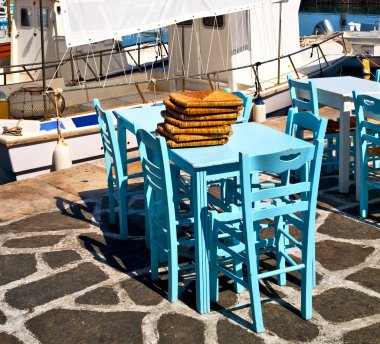 Tablo santorini Avrupa'nın Yunanistan eski Restoran sandalye ve su